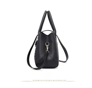 Vue latérale détaillée du sac en cuir noir avec crochets dorés et bandoulière réglable