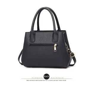 Vue arrière du sac à main noir en cuir grainé avec poche zippée et bandoulière amovible