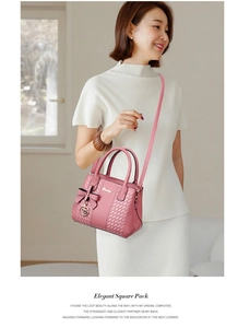 Sac bandoulière rose avec breloque nœud et texture élégante à motif tissé