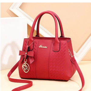 Sac fourre-tout rouge en similicuir matelassé avec nœud et bandoulière amovible