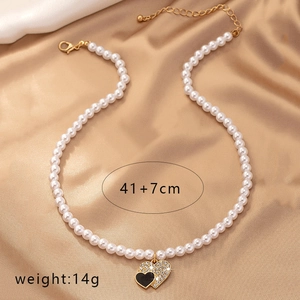 Collier de perles de luxe avec pendentif double cœur en diamant sur soie champagne
