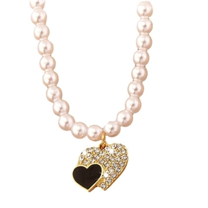Collier de perles élégant avec pendentif double cœur orné de strass et d'émail noir