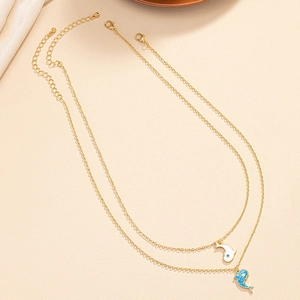 Collier double rangée dorée avec pendentifs dauphins bleu et beige pour femme