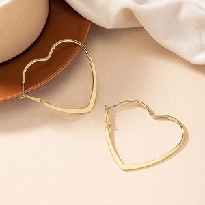 Boucles d'oreilles créoles cœur dorées pour femmes présentées sous un angle de 45 degrés