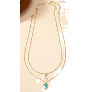 Collier double rang doré avec pendentifs dauphins en émail blanc et paillettes bleues