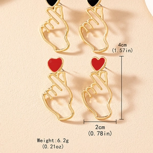 Boucles d'oreilles tendance en forme de cœur évidé en or avec émail rouge et noir
