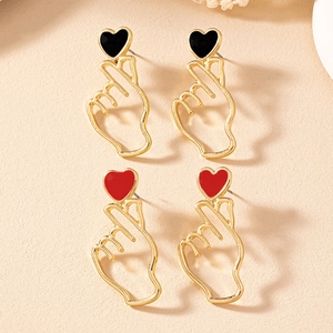 Boucles d'oreilles minimalistes en forme de main avec cœur en émail noir et rouge