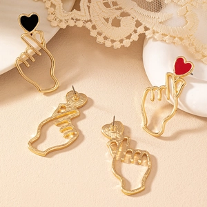 Boucles d'oreilles cœur ajourées en émail rouge et noir avec finition dorée