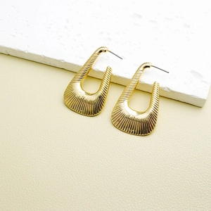 Geometric U-Shape Earrings Zinc Alloy Ribbed Texture Vintage Gold Statement Jewelry For Women Fashion Accessory