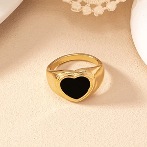 Vintage Gold Plated Zinc Alloy Heart Signet Ring With Black Enamel For Women Retro Fashion Daily Wear Jewelry Gift