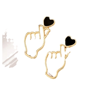 Boucles d'oreilles cœur de doigt dorées modernes avec détail en émail noir
