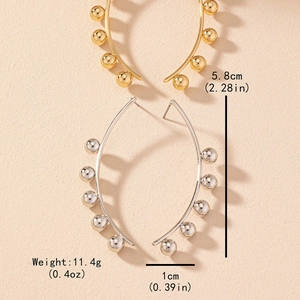 Eleganti orecchini a cerchio a C in oro e argento con perline lucide in vista verticale