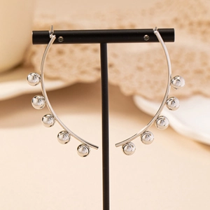 Orecchini a cerchio in argento con cinque perle metalliche su espositore a T nero