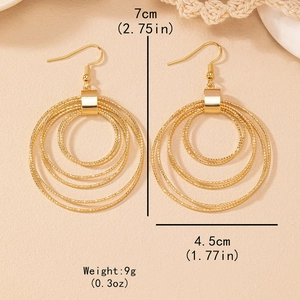 Strukturierte goldene Mehrkreis-Ohrhänger mit Maßen von 7 cm Höhe und 4,5 cm Breite