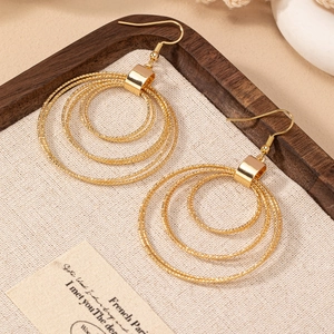 Minimalistische goldene mehrlagige runde Ohrhänger mit Spiralstruktur für Damen