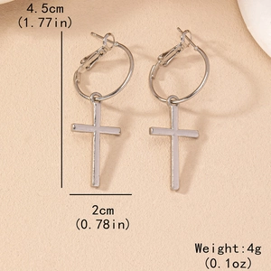 Boucles d'oreilles créoles argentées avec croix, dimensions précises et longueur de 4,5 cm