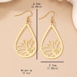 Boucles d'oreilles goutte dorées avec découpes florales et longs crochets élégants