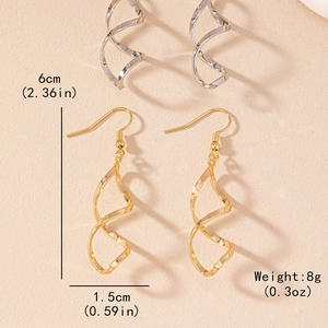 Boucles d'oreilles spirale dorées avec design courbé élégant et mesures détaillées