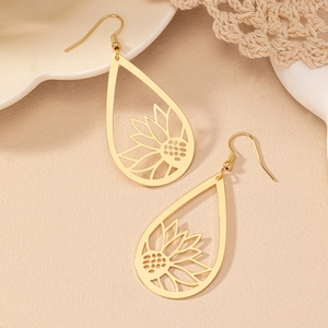 Boucles d'oreilles dorées en goutte avec motif de tournesol évidé élégant
