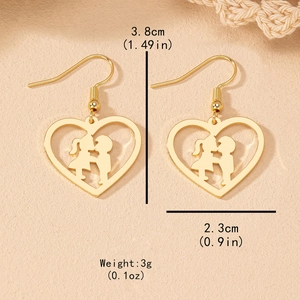 Boucles d'oreilles cœur dorées avec silhouette de baiser romantique et design crochet