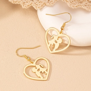 Boucles d'oreilles cœur dorées avec silhouette de couple qui s'embrasse en filigrane