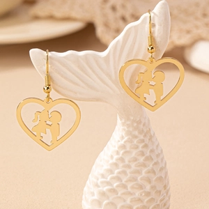 Boucles d'oreilles cœur doré avec silhouette de baiser sur support à bijoux