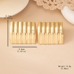 Orecchini rettangolari dorati con elegante design a righe verticali e finitura lucida