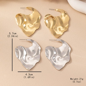Boucles d'oreilles cœur en métal irrégulier minimaliste en finition or et argent