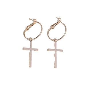 Boucles d'oreilles créoles dorées avec pendentifs croix pour un look quotidien