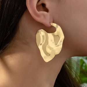 Boucles D'oreilles Coeur Irrégulières Texture Métal Liquide Alliage Géométrique Grandes Puces D'oreilles Bijoux Mode Pour Femmes