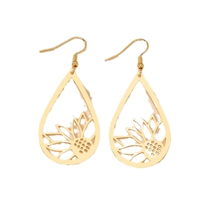 Boucles d'oreilles dorées en forme de goutte avec motif tournesol découpé