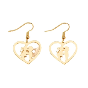 Boucles d'oreilles cœur doré avec forme évidée et silhouettes de couple s'embrassant