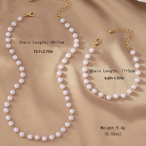 Parure élégante avec collier et bracelet en perles blanches et fermoirs dorés
