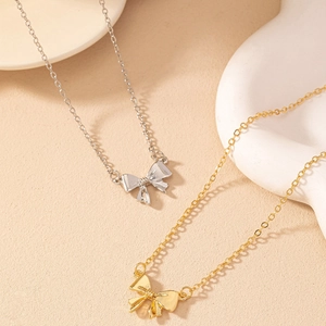 Colliers papillon élégants en or et argent avec pendentifs texturés et chaîne fine