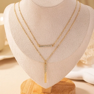 Collier double épaisseur en or avec pendentifs barre géométriques sertis de diamants