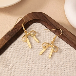 Boucles d'oreilles nœuds dorés élégantes avec finition polie et crochets classiques
