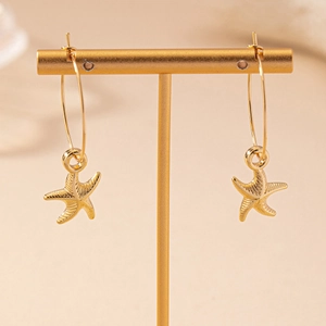 Exquises boucles d'oreilles créoles étoiles de mer dorées avec textures pour les vacances