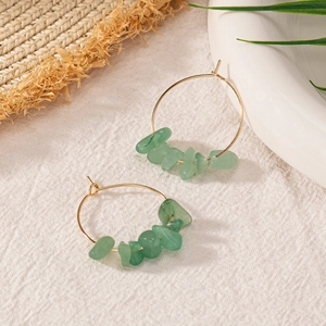 Boucles d'oreilles créoles dorées avec éclats de pierre verte naturelle pour l'été