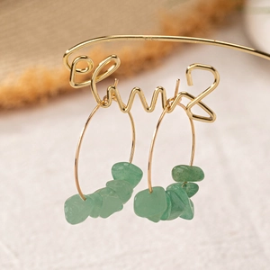 Boucles d'oreilles créoles dorées avec pierres naturelles vertes de forme irrégulière