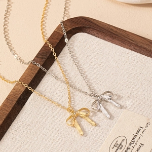 Colliers élégants avec pendentif nœud en or et argent, design ruban minimaliste