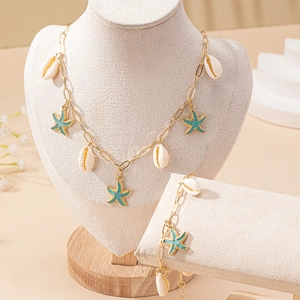 Détail du collier étoile de mer et coquillage doré sur buste avec texture élégante