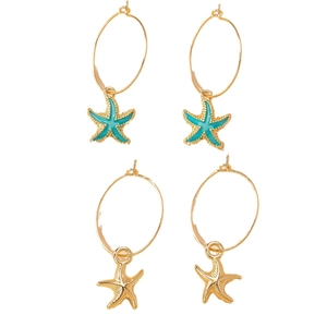 Boucles d'oreilles créoles étoile de mer dorées et émail bleu pour les vacances