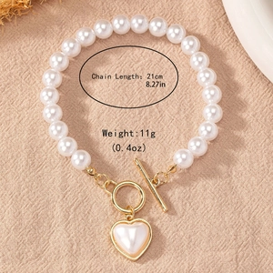 Bracelet élégant en perles avec pendentif cœur et fermoir à bascule doré, 21 cm
