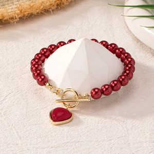 Bracelet en perles bordeaux tendance avec pendentif cœur et fermoir à bascule doré OT