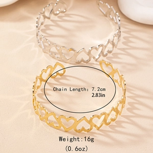 Bracelets manchettes ouverts avec cœurs dorés et argentés et détails de dimensions