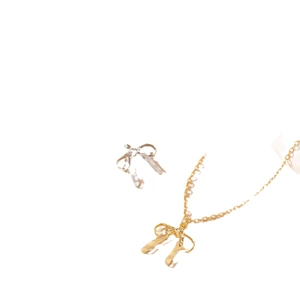 Ensemble collier avec pendentif nœud doré et boucles d'oreilles nœud argentées