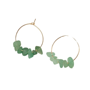 Boucles d'oreilles créoles dorées ornées de perles de pierre naturelle verte irrégulière