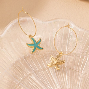 Boucles d'oreilles créoles étoiles de mer dorées avec breloques émaillées turquoise