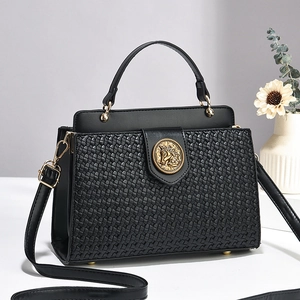 Elegante borsa nera intrecciata con emblema dorato a testa di cavallo vista da un angolo di 45°