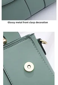 Détail du sac vert sauge avec coutures décoratives et fermoir en métal doré brillant